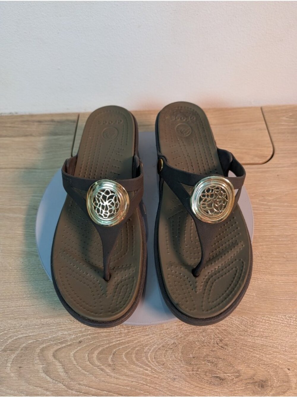 Crocs Womens Sanrah Sandals Size 10 Gold Medallion Brown Wedge Thong Slides - Picture 3 of 8